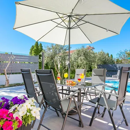 With A Swimming Pool Kastel Luksic, - 22983 Kastela